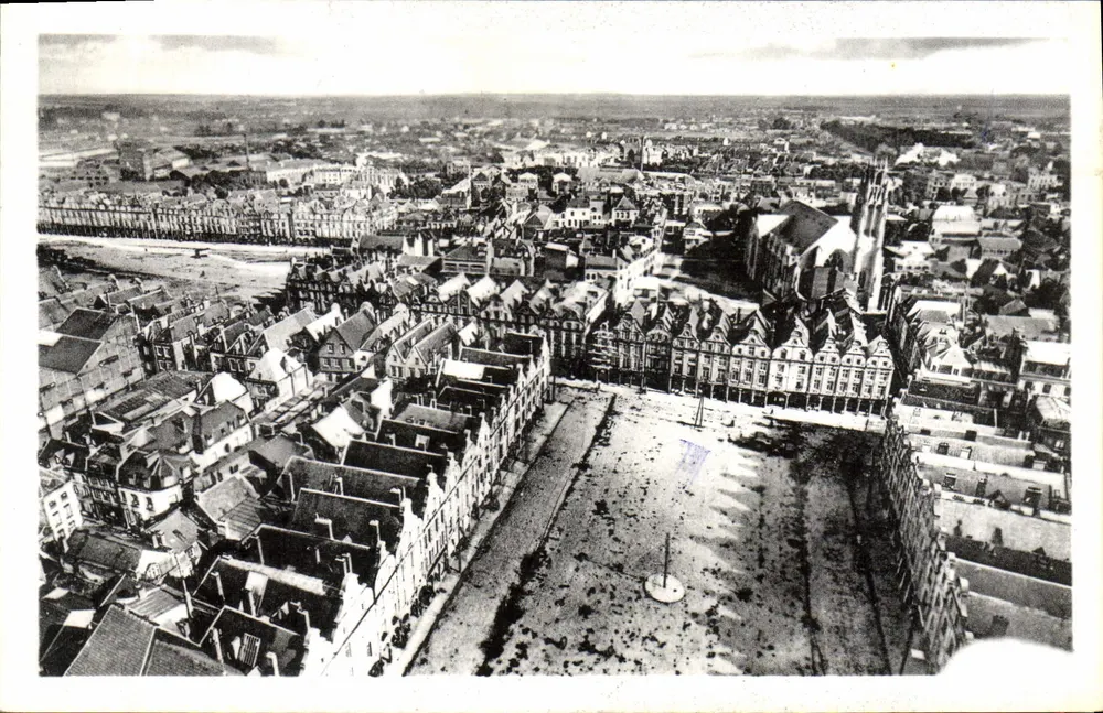 Arras — Panoramablick — Die kleine Place mit ihren spanischen Stilhäusern — Les Arts Photomécaniques, Paris - Vorderseite