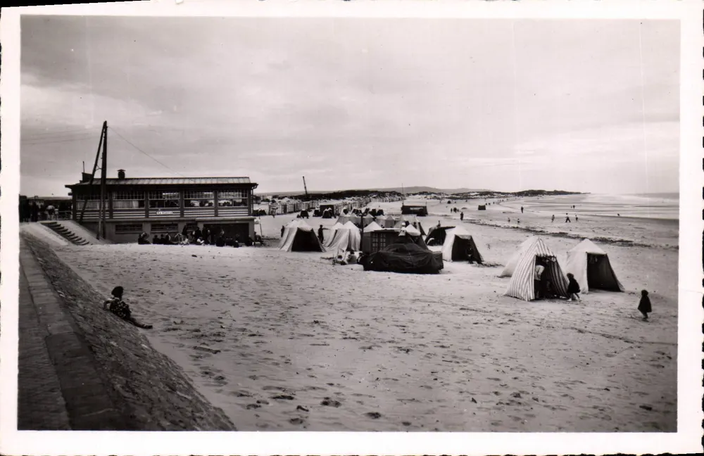 Calais — A Praia (e o pequeno Cassino) — Editor Fauchois, 19, place Sévigné, Calais - Frente