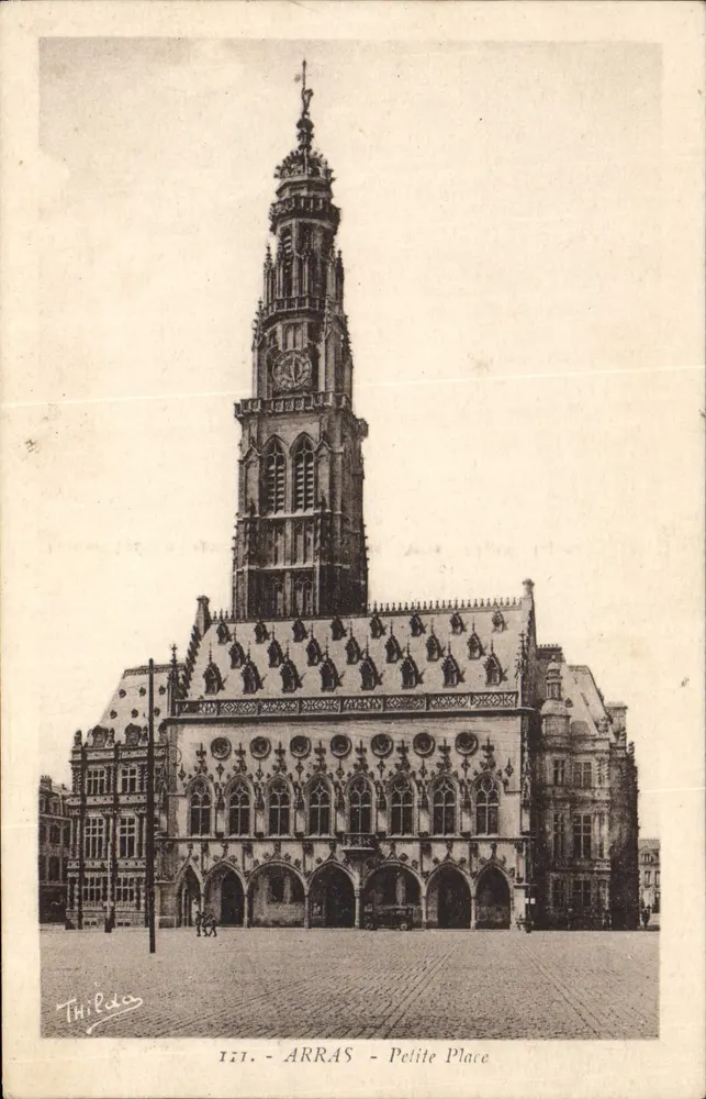 Arras - Pequena Praça - Hotel de Ville com sua torre - Frente