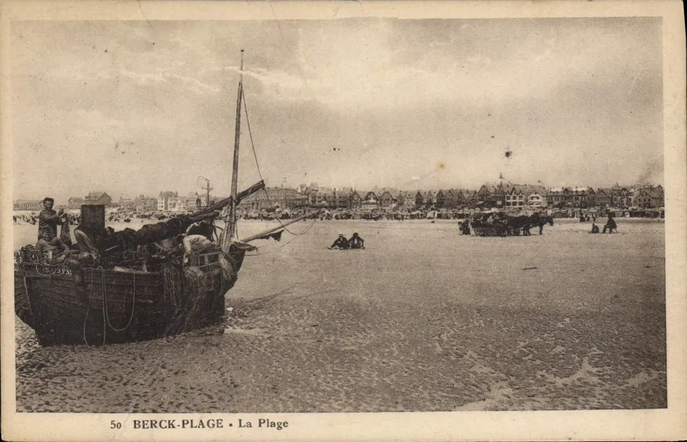 Berck-Plage - A Praia — vista da praia com barco e carruagem — editor desconhecido, n° 50 - Frente