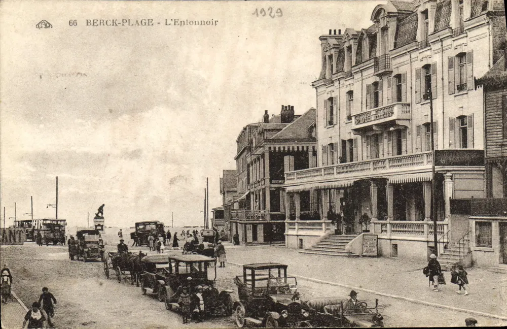 Berck-Plage - L'Entonnoir — visão da promenade com veículos e edifícios — editor Chevreaux, n° 66 - Frente