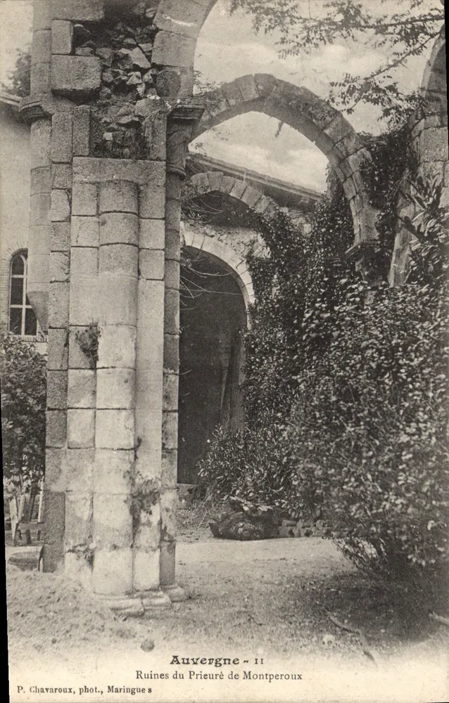 Ruínas do Prieuré de Montperoux — Auvergne — P. Chavaroux, fot., Maringue s - Frente