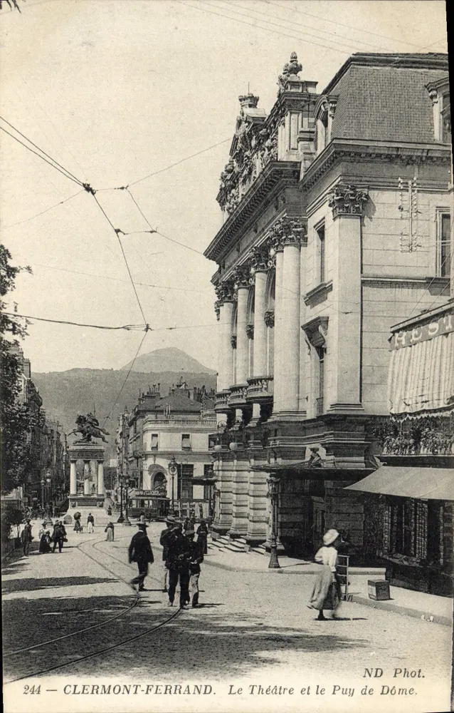 Clermont-Ferrand — Das Theater und der Puy de Dôme — ND Phot. - Vorderseite