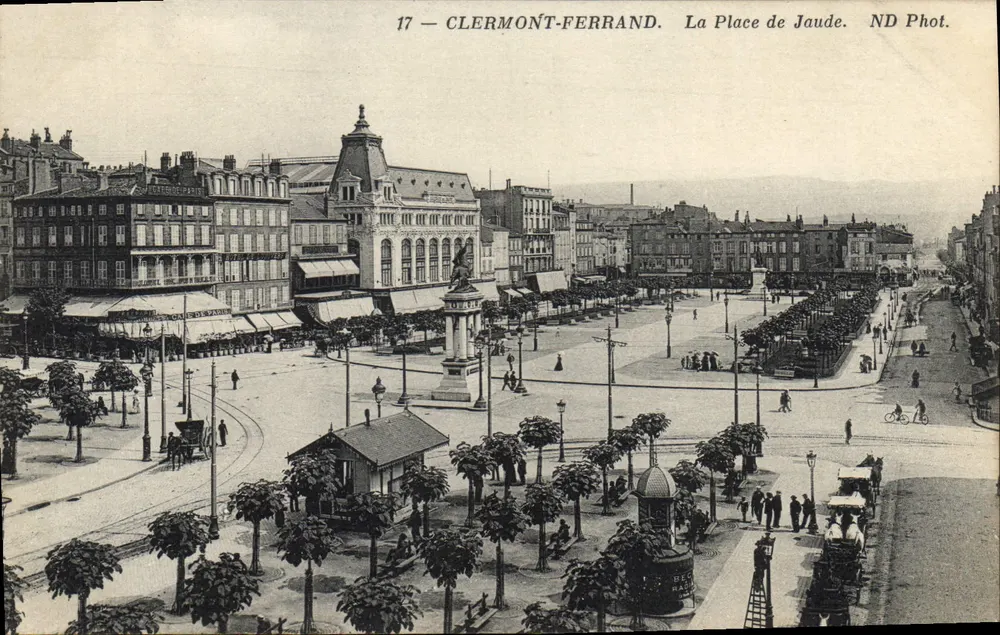 Clermont-Ferrand — A Place de Jaude — ND Phot. - Frente