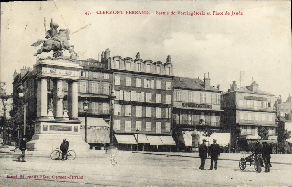 Clermont-Ferrand - Estátua de Vercingétorix e Praça de Jaude — Bougé, 24 rua de l'Écu - Frente