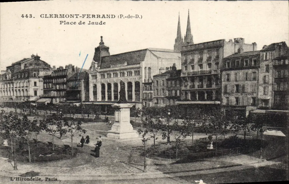 Clermont-Ferrand — Place de Jaude — L'Hirondelle, Paris, n°443 - Frente