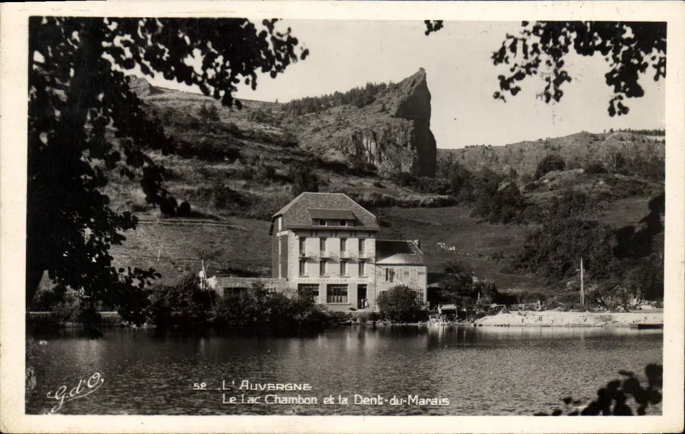 See Chambon und die Dent-du-Marais — Ansicht des Sees mit Gebäude am Ufer und Felswand im Hintergrund — G.d'O. n°52 - Vorderseite