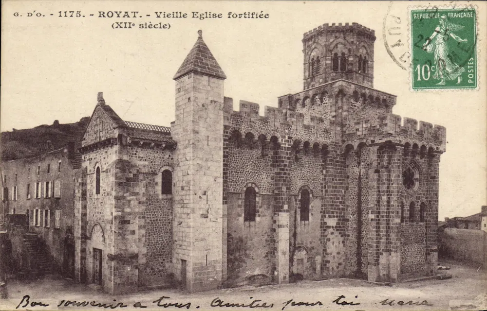 Royat - Alte befestigte Kirche (12. Jahrhundert) — G. D'O. - 1175 - Vorderseite