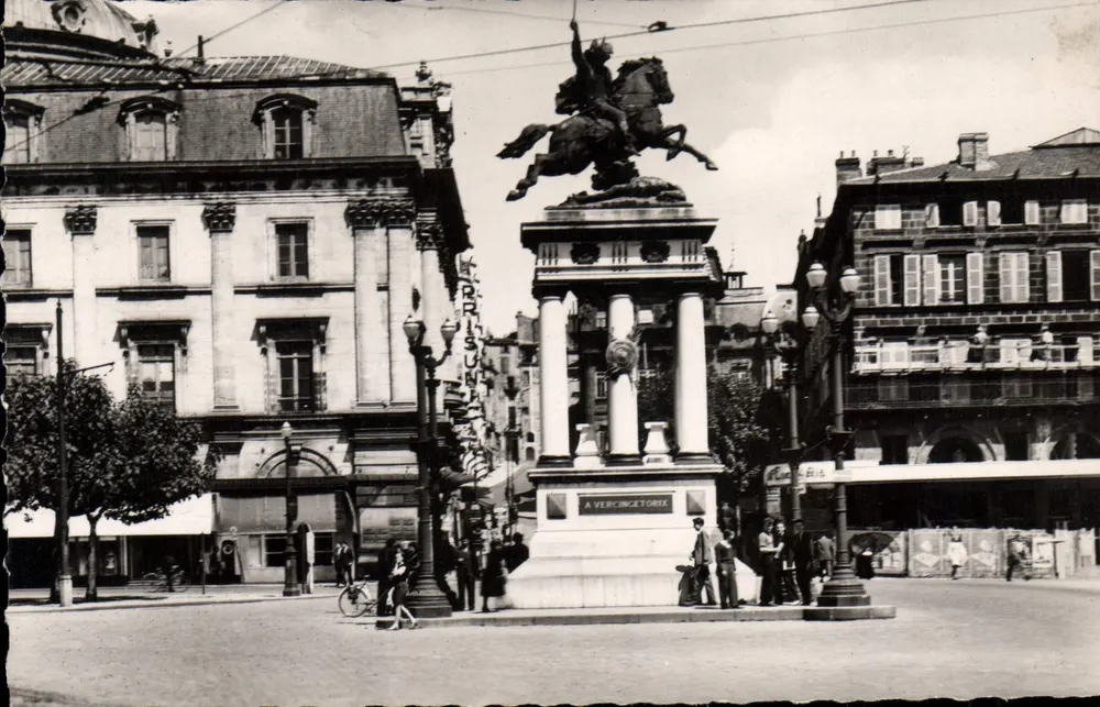 Platz de Jaude — Denkmal für Vercingetorix — Éditions O.P. Paris - Vorderseite