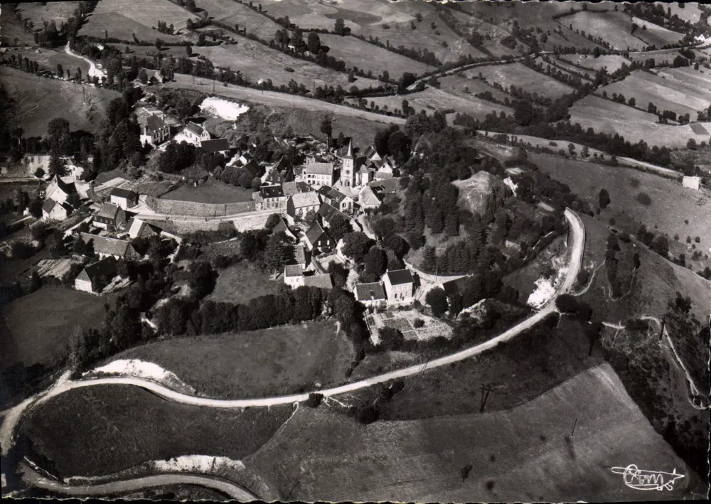 Murat-le-Quiare (P.-de-D.) — Allgemeine Luftaufnahme und die Route du Mont-Dore — Aériennes Comber Editions, Mâcon - Vorderseite