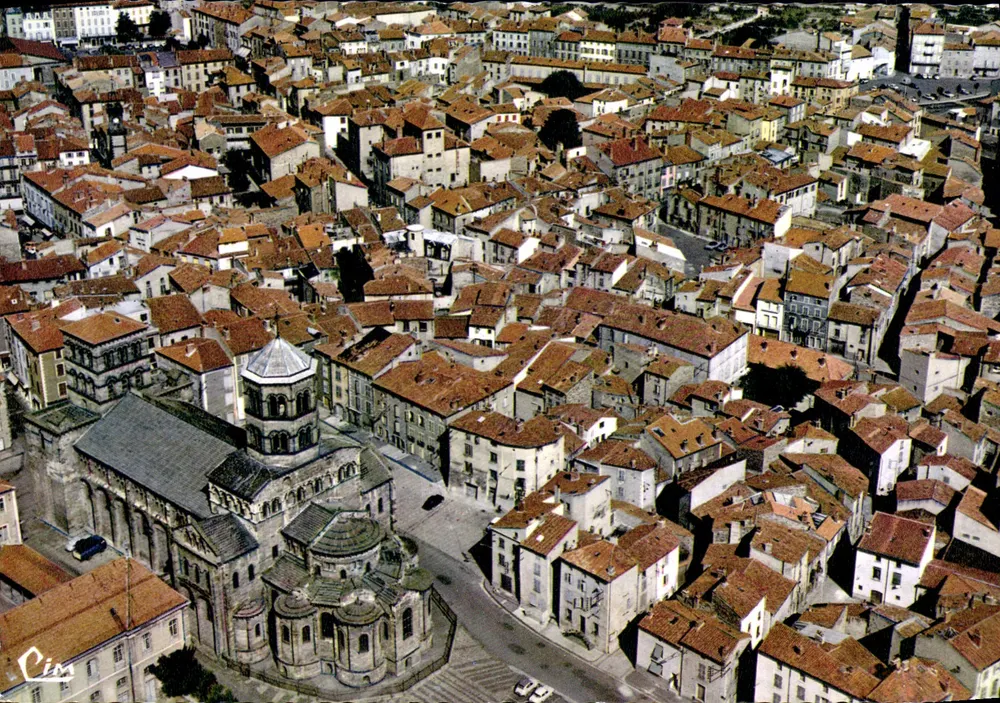 Issoire (P.-de-D.) — Allgemeine Luftaufnahme mit der Kirche Saint-Austremoine — Combier Imp. Hélios - Vorderseite