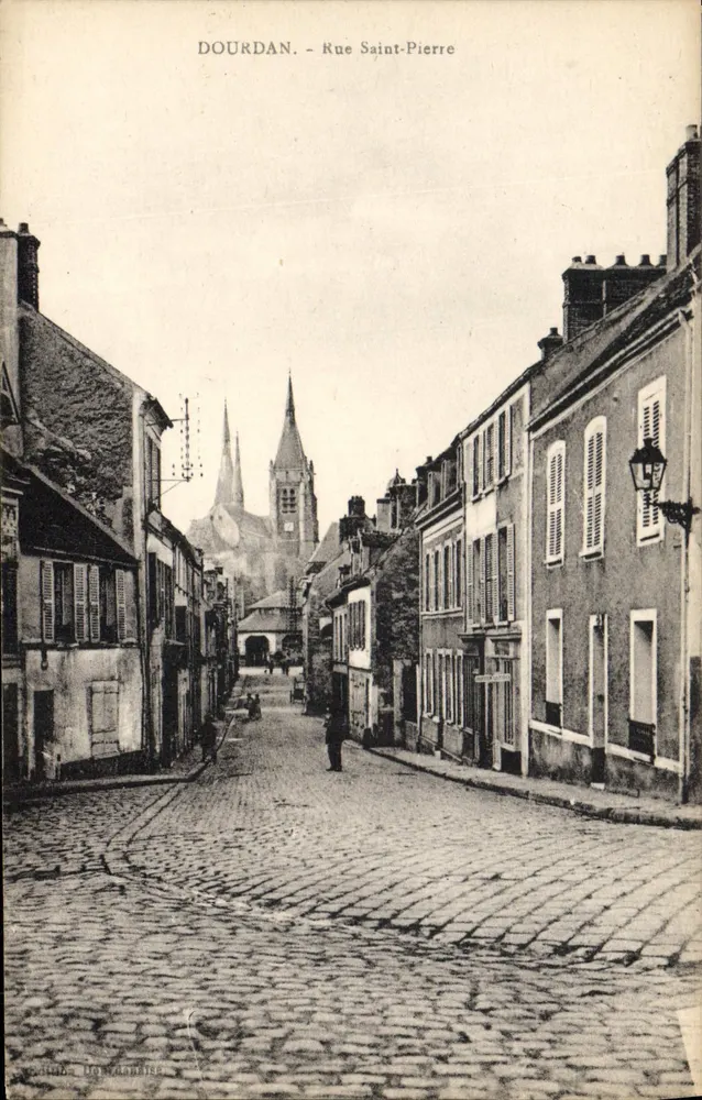 Dourdan - Rue Saint-Pierre — vista da rua pavimentada com igreja no fundo — editor: S. L. Vien 1914 - Frente