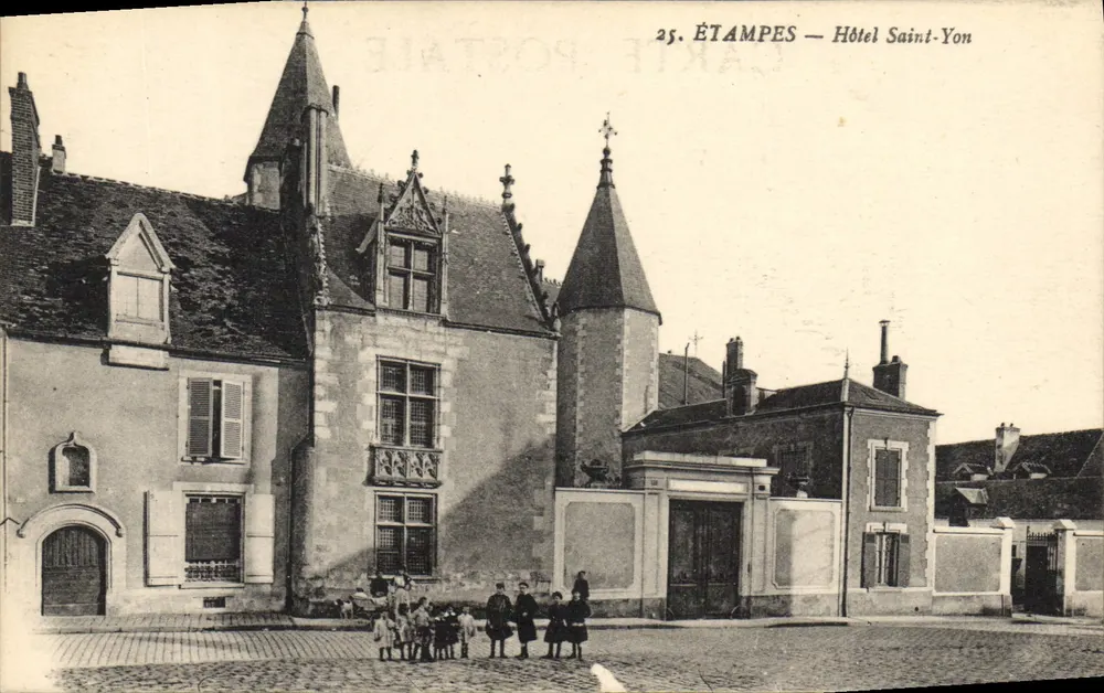 Étampes — Hotel Saint-Yon - Frente
