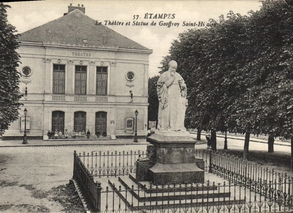 Étampes — Ansicht des Theaters und Statue von Geoffroy Saint-Hilaire — Verlag Ramat, n°57 - Vorderseite