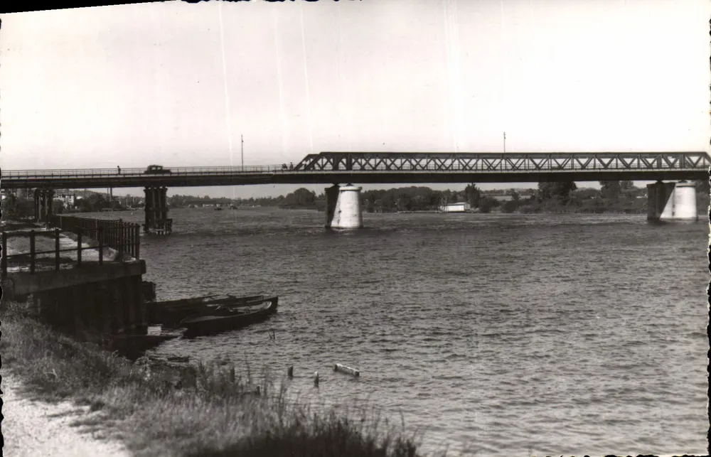 Die Brücke über die Seine — Juvissy-sur-Orge (S.-et-O.) — Authentische Fotografie - Vorderseite