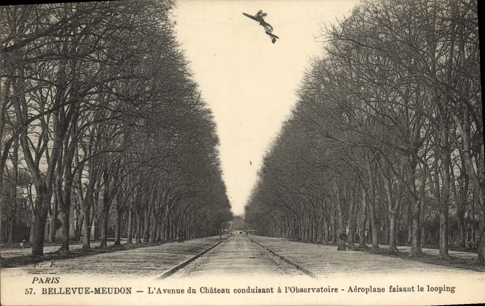 Bellevue-Meudon — Avenue du Château führend zum Observatorium — Flugzeug macht Looping - Vorderseite