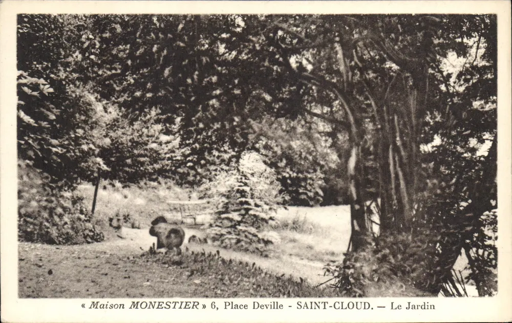 Casa MONESTIER, Praça Deville - SAINT-LOUD. — O Jardim - Frente