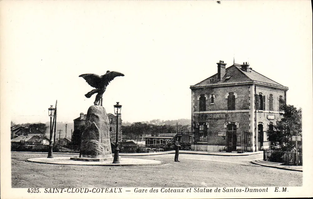 Saint-Cloud-Coteaux — Bahnhof Coteaux und Statue von Santos-Dumont - Vorderseite