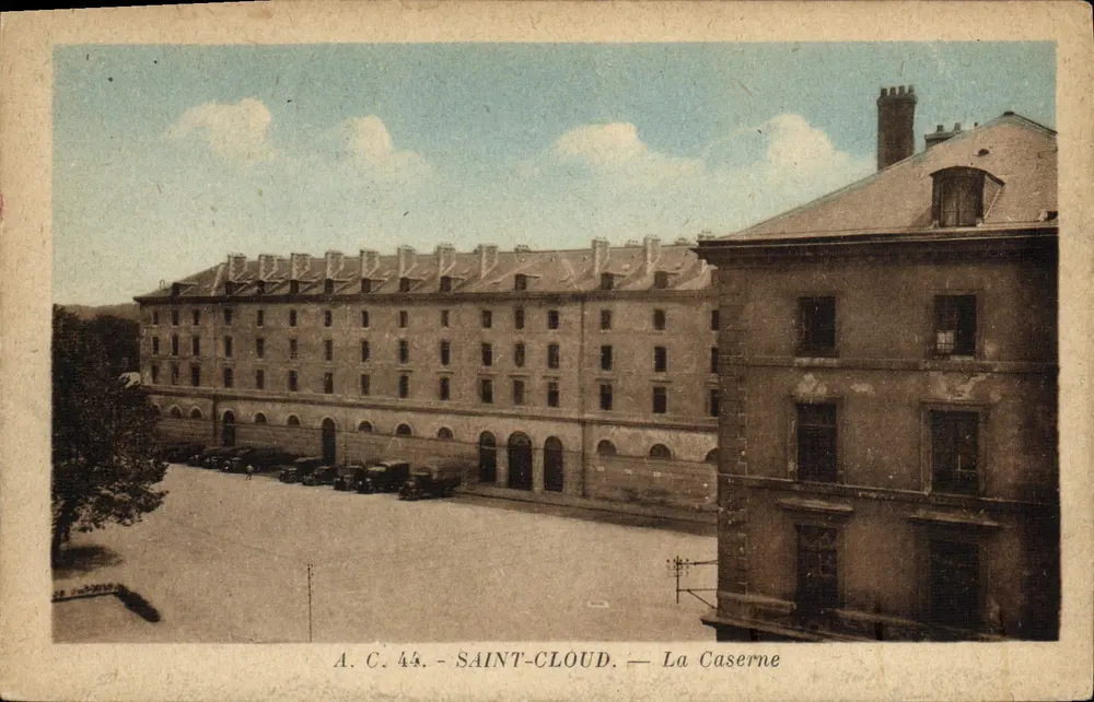 Saint-Cloud — A Caserna — A.C. 44 - Frente