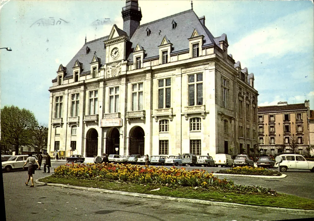 Hôtel de Ville de Saint-Denis — vista da praça — Éditions de la Semaine - Frente
