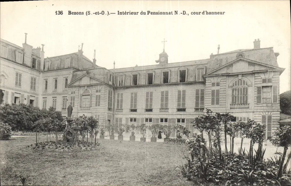 Bezons (S.-et-O.) — Innenraum des Pensionnats Notre-Dame, Ehrenhof — Verleger L. E. G. V. Nr. 136 - Vorderseite