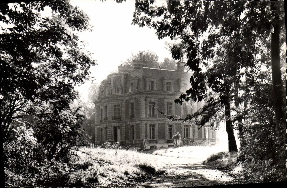 Schloss Louvres — Ansicht des Schlosses umgeben von Wald — Ausgabe « La Vie du Rail » Nr. 15, 1956 - Vorderseite