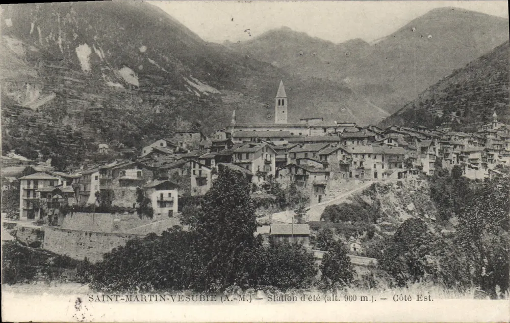 Saint-Martin-Vésubie (A.M.) — Estação de verão (alt. 960 m.) — Lado Leste. - Frente