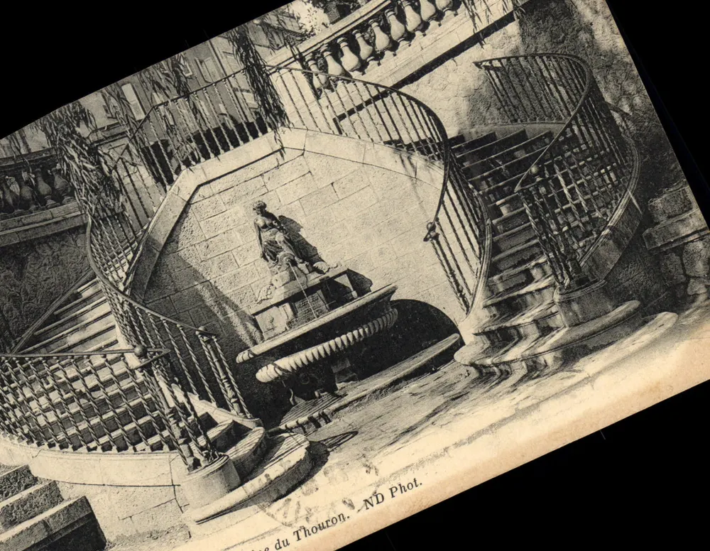 Fonte do Thouron — vista da estátua central e das escadas espirais — ND Phot. - Frente