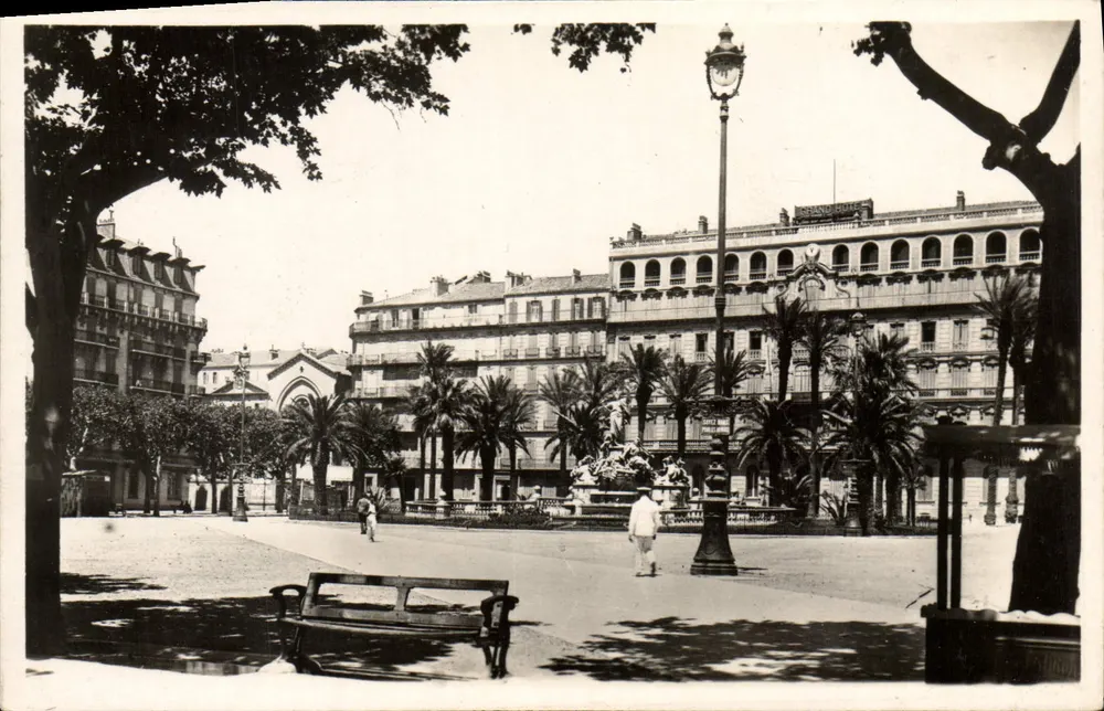 Toulon - Praça da Liberdade — vista da praça com fonte e palmeiras — Éditions Frank, Nice - Frente
