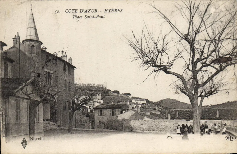 Hyères - Praça Saint-Paul — vista da praça com igreja e árvores nus — editor Novelta, n° 50 - Frente