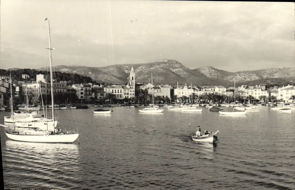 Sanary-sur-Mer — Hafen mit Booten und Kirche — Angeboten von der Hafenagentur - Vorderseite
