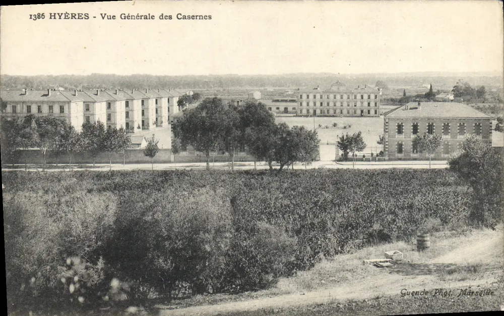 Hyères - Visão Geral das Casernas — Guende Fot. Marseille, n°1386 - Frente