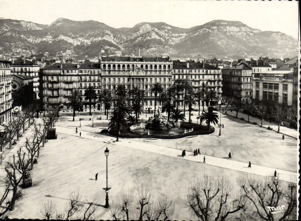 Place de la Liberté — Toulon-sur-Mer — editor Bouchet - Frente