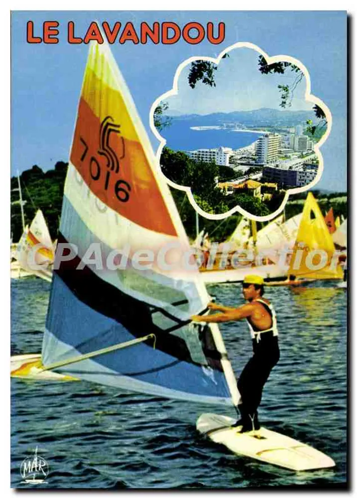 Le Lavandou — Ansicht der Küste mit Segel vorne — Verlag MAR, Nr. 13208 - Vorderseite