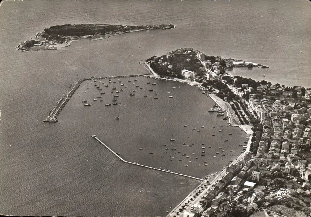 Bandol-sur-Mer und Île Ricard — Luftaufnahme — Réalphoto - Compagnie d'Art Photographique (53) - Cliché Robert Durandaud - Vorderseite