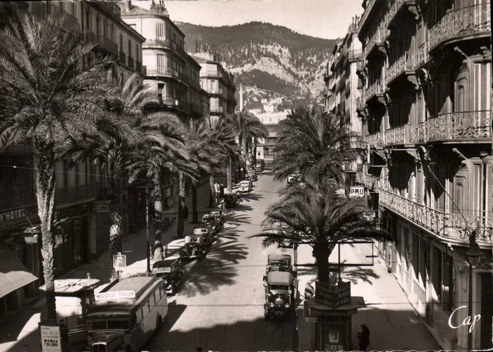 Vista da rua de Toulon em Marseille — palmeiras e edifícios — editor Cap - Frente
