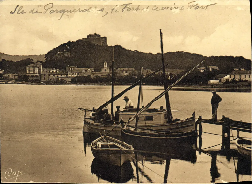 Insel Porquerolles, der Hafen und das alte Fort — Cap - Vorderseite
