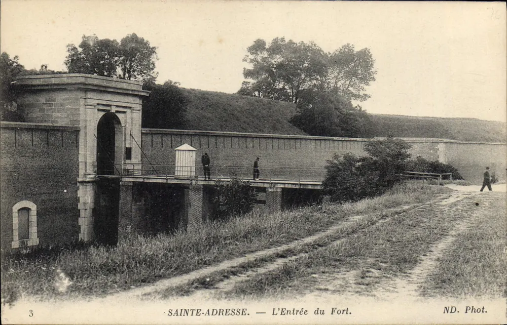 Sainte-Adresse — A Entrada do Forte. — ND. Fot. - Frente