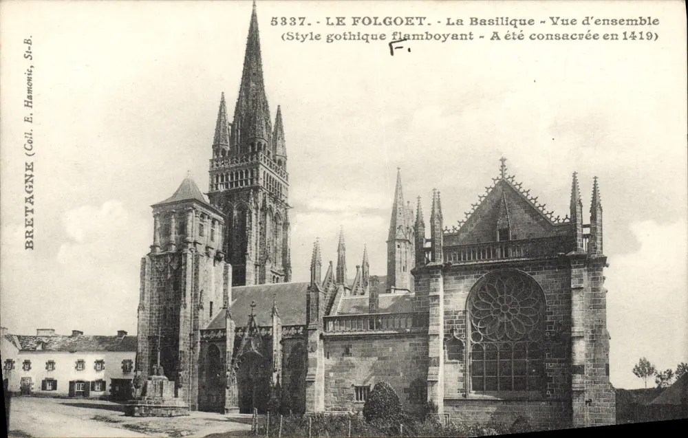 Le Folgoët - A Basílica - Vista geral - Estilo gótico flamboyant - Foi consagrada em 1419 - Frente
