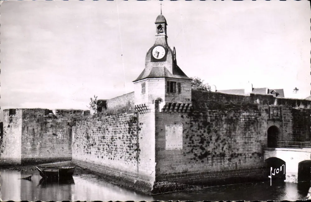 Stadttor in Concarneau — Ansicht mit Uhrturm und Kanal — Verlag Lyon, Nr. 3111 - Vorderseite