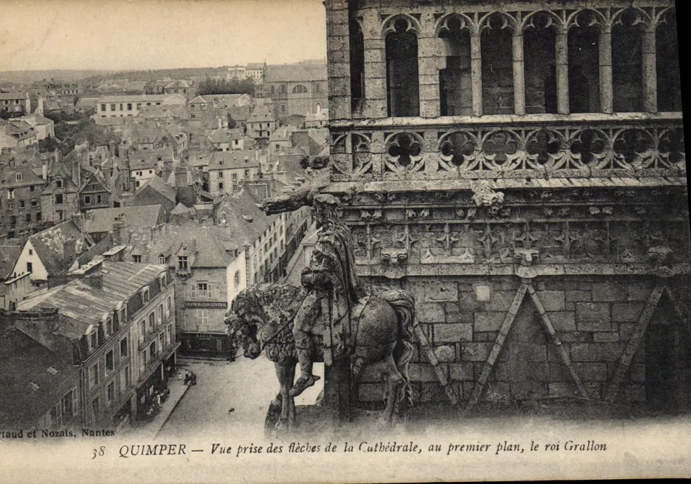 Quimper — Ansicht von den Spitztürmen der Kathedrale, im Vordergrund der König Grallon — Verlag: Taud et Nozais, Nantes, Nr. 38 - Vorderseite