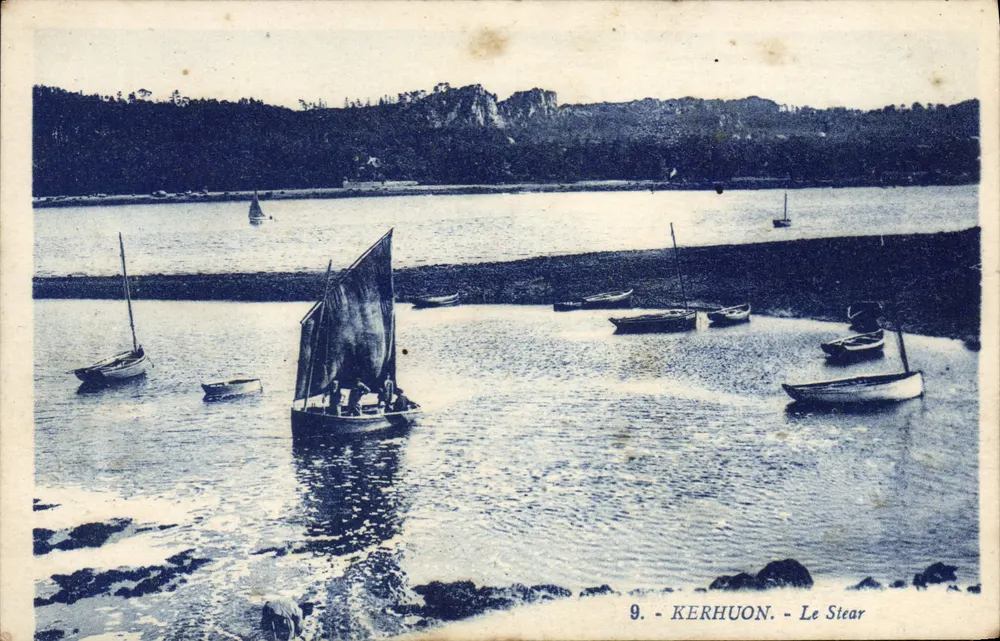 Kerhuon - Le Stear — vista do porto com embarcações a vela - Frente