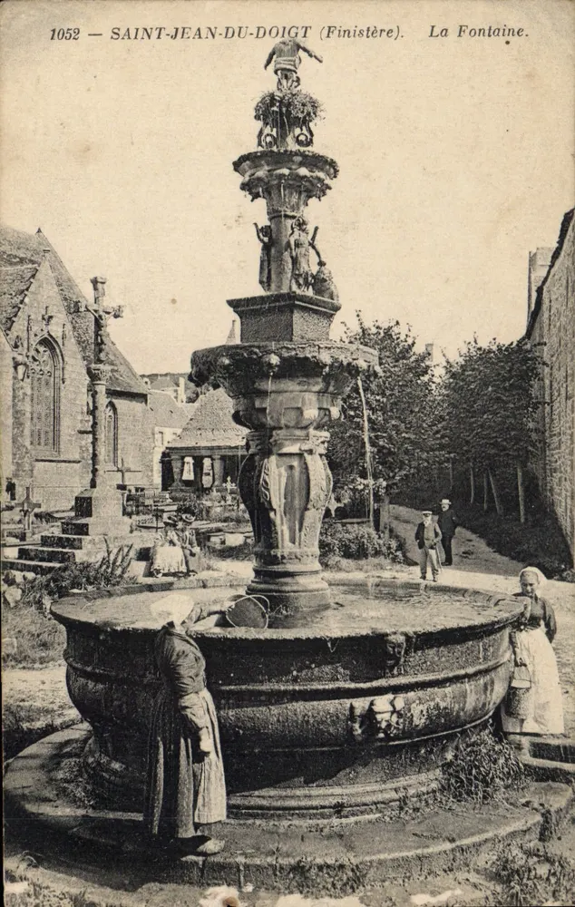 Saint-Jean-du-Doigt (Finistère) — La Fontaine — Éditeur : 1052 - Recto
