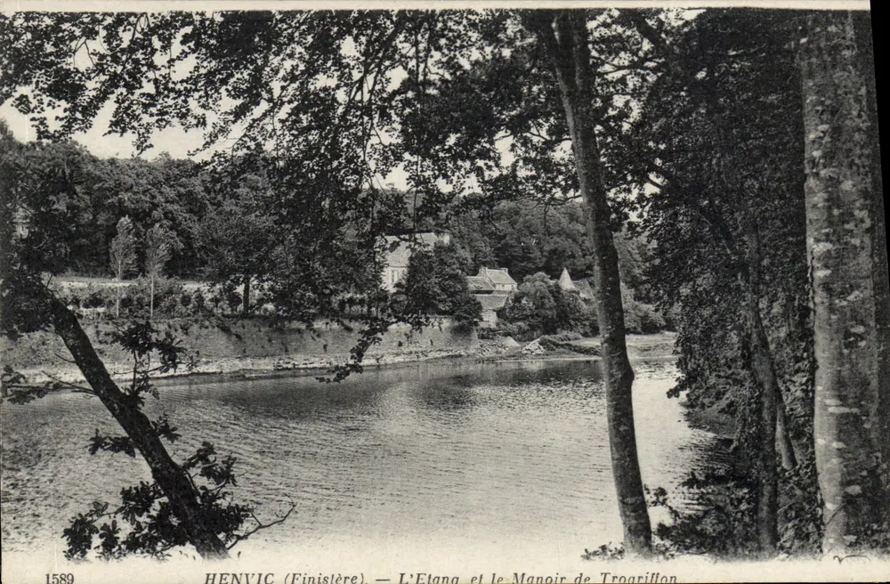 Henvic (Finistère) — Der See und das Schloss Trogriffon - Vorderseite