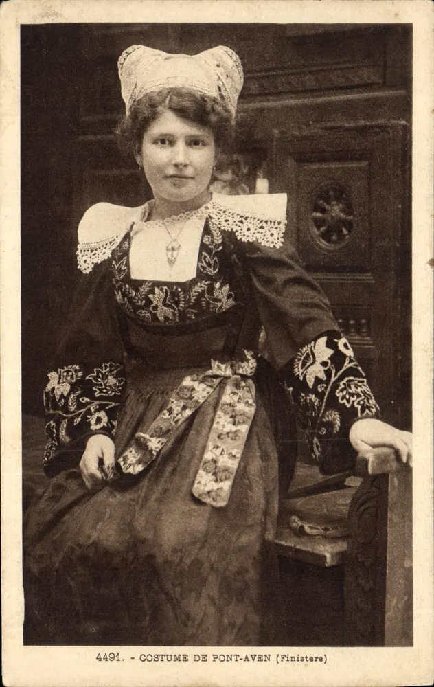 Traje de Pont-Aven (Finistère) — jovem mulher em traje tradicional — série 4491 - Frente