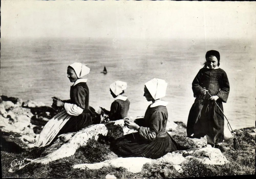 Tricoteuses à la Pointe du Raz — Scènes et Types bretons — C.A.F. Paris - Recto