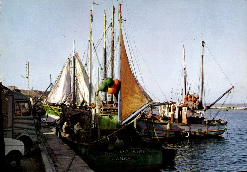 Barcos de pesca no porto de Camaret — Edições d'Art JOS, série MX 367 - Frente