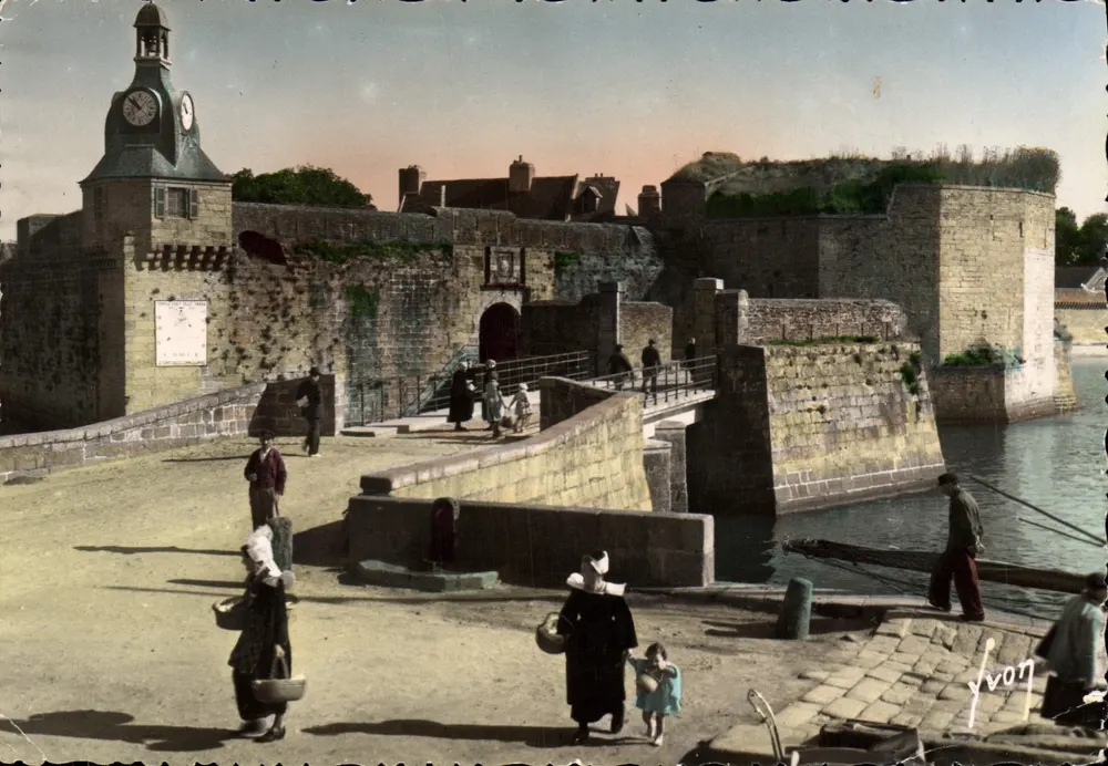 Hafen von Douarnenez — Ansicht des Hafens mit der Turmuhr — Éditions d'Art - Vorderseite