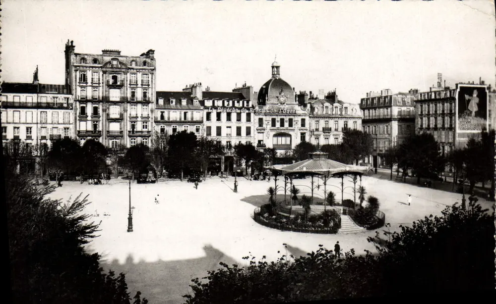 Praça Wilson em Brest — vista da praça com quiosque e edifícios — Edição MAS-SON, Brest - Frente