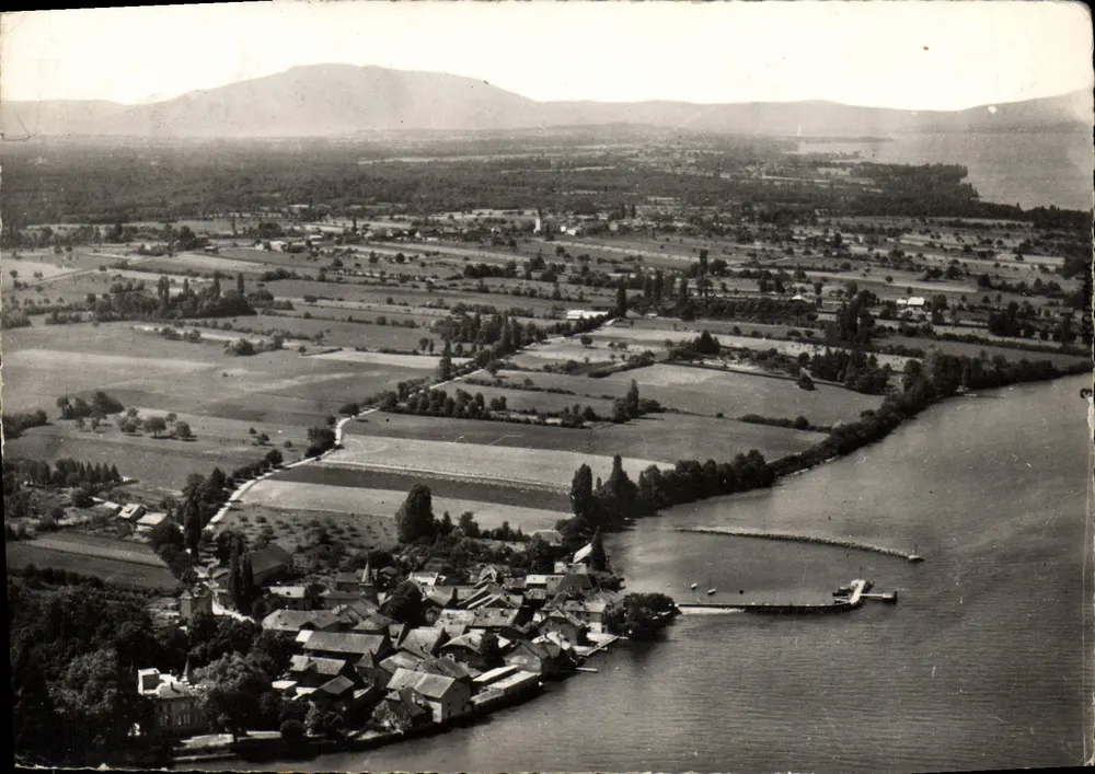Nernier (Haute-Savoie) e seus arredores — vista aérea — J. Cellard, Lyon - Frente